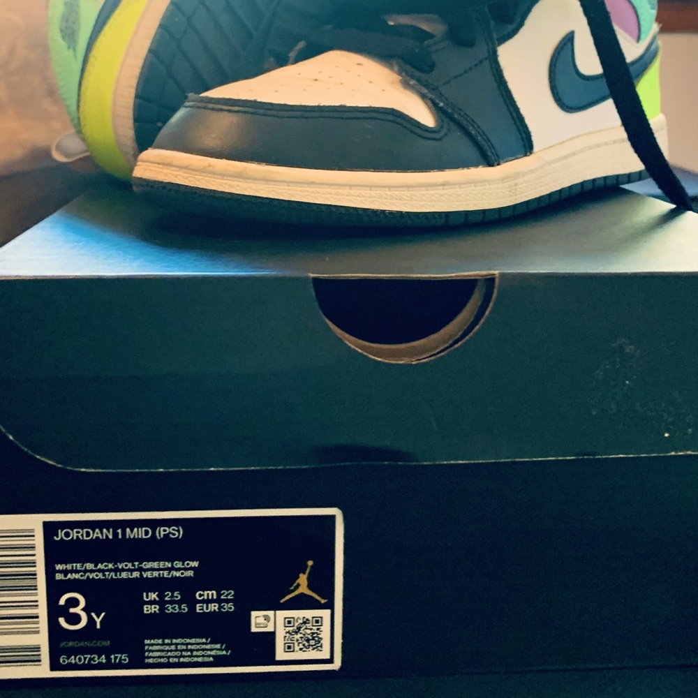 Kids Jordan retro 1 kid Ps size 3y (lightly worn ) still in box